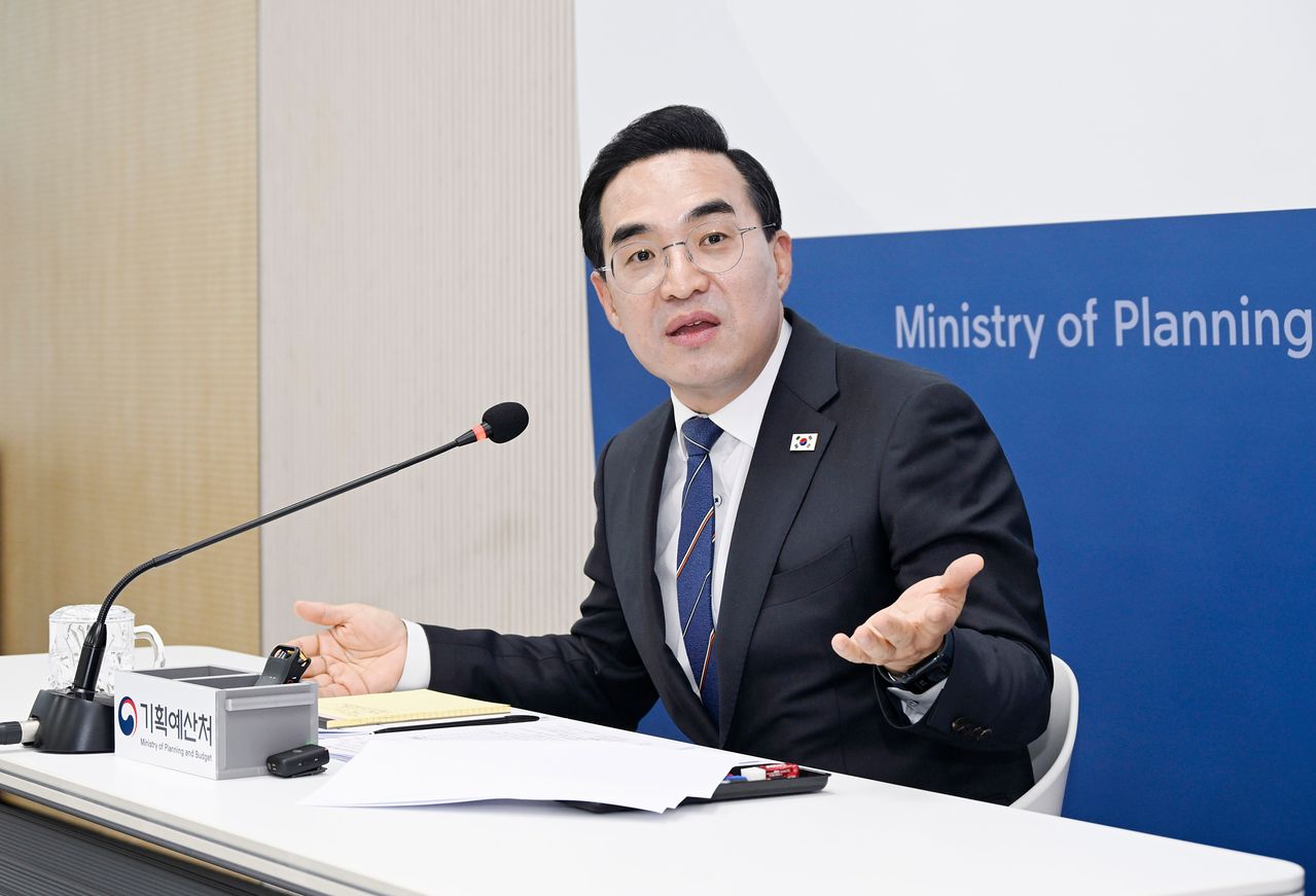  企画予算処の朴洪根長官が21日に開かれた企画予算処担当記者団懇談会で発言している。［写真 聯合ニュース］