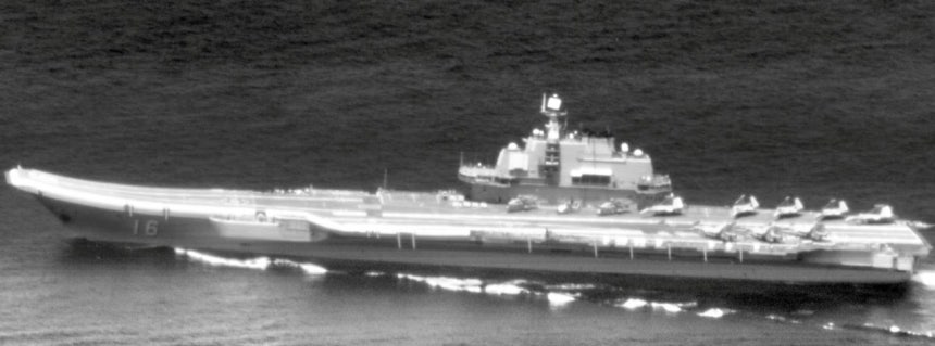   台湾海峡を通過した中国の空母「遼寧」の様子。［台湾国防部 X（旧ツイッター）キャプチャー］