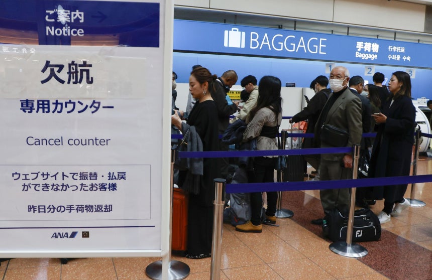 欠航を知らせる羽田空港の案内ボード。共同＝聯合ニュース