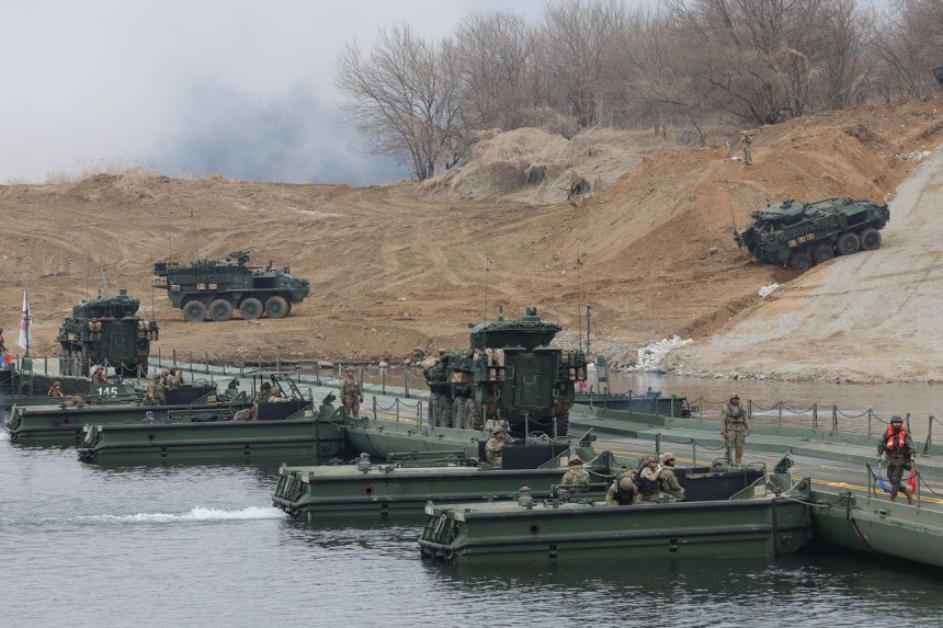 先月14日、京畿道漣川郡の臨津江（イムジンガン）で実施された韓米連合渡河訓練で在韓米軍のストライカー装甲車が浮き橋を渡っている。［聯合ニュース］