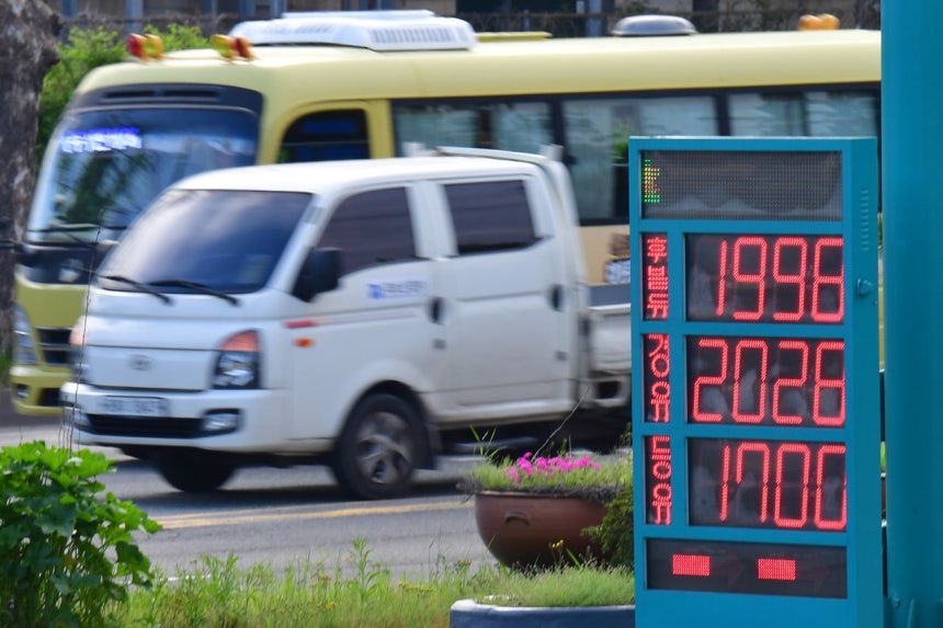全国の平均ガソリン価格が2000ウォンを超えた中で20日午前、慶尚北道浦項市のガソリンスタンドで軽油がガソリンより30ウォン高く販売されている。［写真 ニュース1］