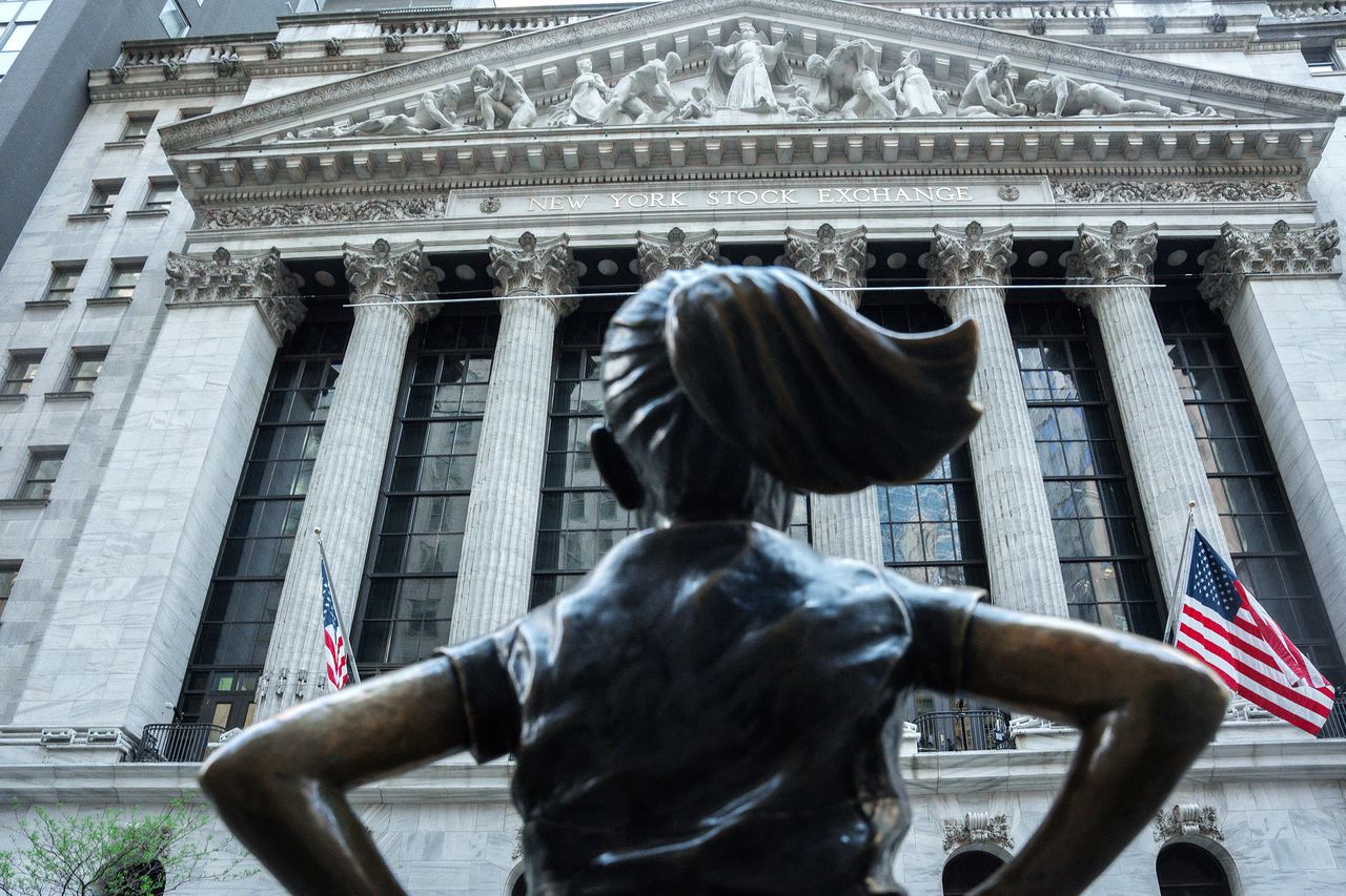 20日、ニューヨークで「恐れを知らぬ少女」の像の向こうにニューヨーク証券取引所（NYSE）の建物が見える。［写真 EPA＝聯合ニュース］