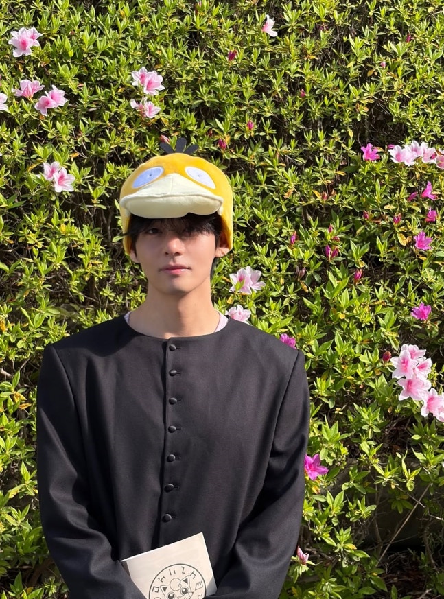  コダックの帽子をかぶっているBTS（防弾少年団）のV。［写真 SNS］