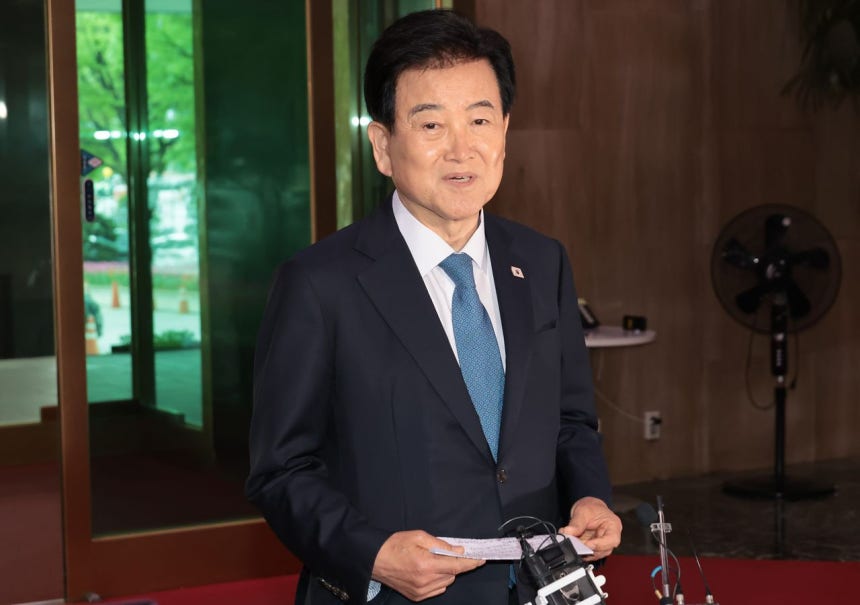 鄭東泳（チョン・ドンヨン）統一部長官が20日午後、ソウル鍾路区の政府ソウル庁舎で「北朝鮮亀城市核施設」発言に関する立場を明らかにした。 ［ニュース1］