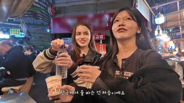 在韓外国人ユーチューバーの「カイン」が、ソウル市鐘路区（チョンノグ）の広蔵（クァンジャン）市場でミネラルウォーター代2000ウォンを別途要求されて困惑している。［写真 YouTube「カイン」キャプチャー］