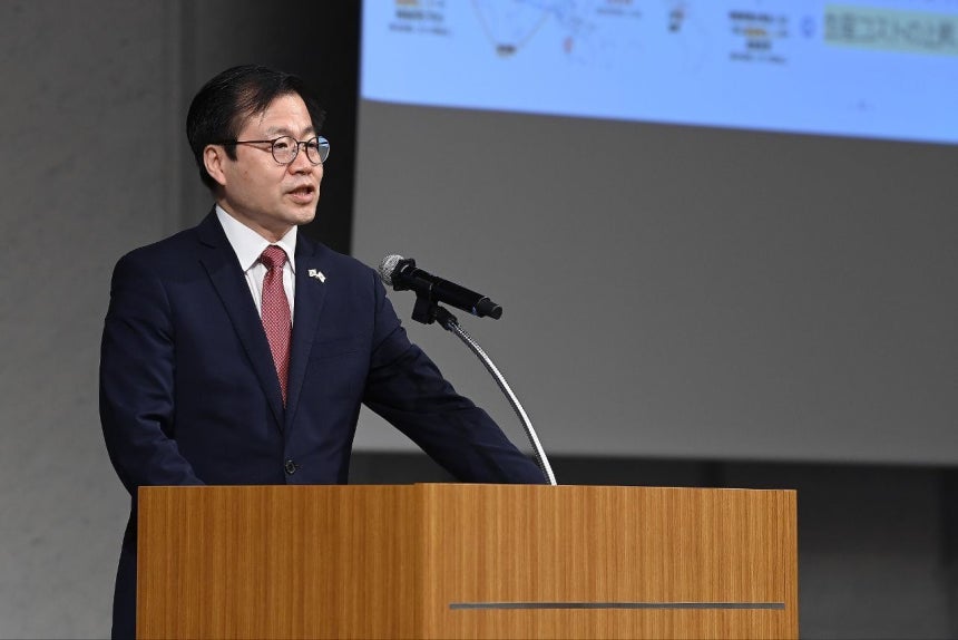 22日、日本・経団連会館の国際会議室で、韓国経済人協会傘下の韓国経済研究院（韓経研）と日本経済団体連合会（経団連）の総合政策研究所が共同開催した「複合危機時代の韓日新経済協力セミナー」で、韓国産業通商部の呂翰九（ヨ・ハング）通商交渉本部長が演説している。［写真 韓国経済研究院］