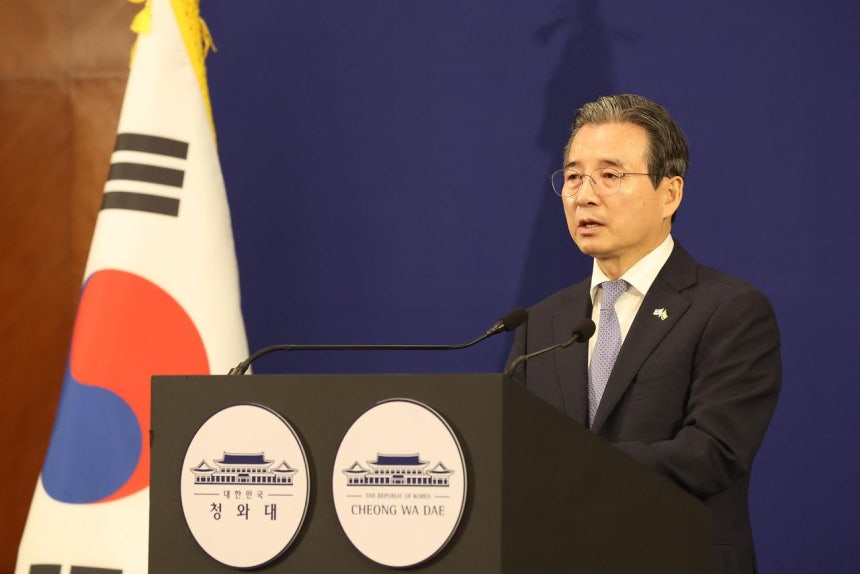 20日、インド・ニューデリーのプレスセンターで金容範（キム・ヨンボム）政策室長が韓国・インド財界人対話関連のブリーフィングをしている。 ［青瓦台写真記者団］