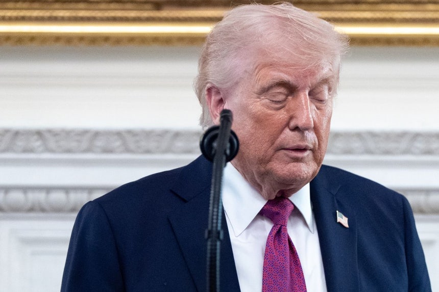 トランプ米大統領が21日にホワイトハウスで開かれた行事で演説をしている。トランプ大統領はこの日、イランとの停戦延長を表明した。［写真 AP＝聯合ニュース］