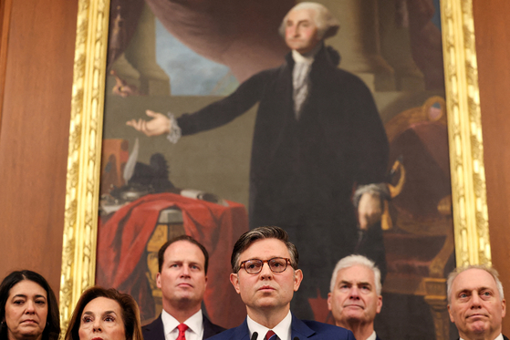 米ワシントンDCの連邦議会議事堂で昨年10月28日に開かれた会見でマイク・ジョンソン下院議長（中央）が発言する中で、リサ・マクレーン共和党下院会議議長（左）、オーガスト・フルーガー共和党研究委員会（RSC）委員長、トム・エマー下院院内総務、スティーブ・スカリス下院院内代表ら共和党指導部が連邦政府閉鎖と関連した立場を明らかにしている。［写真 ロイター＝聯合ニュース］