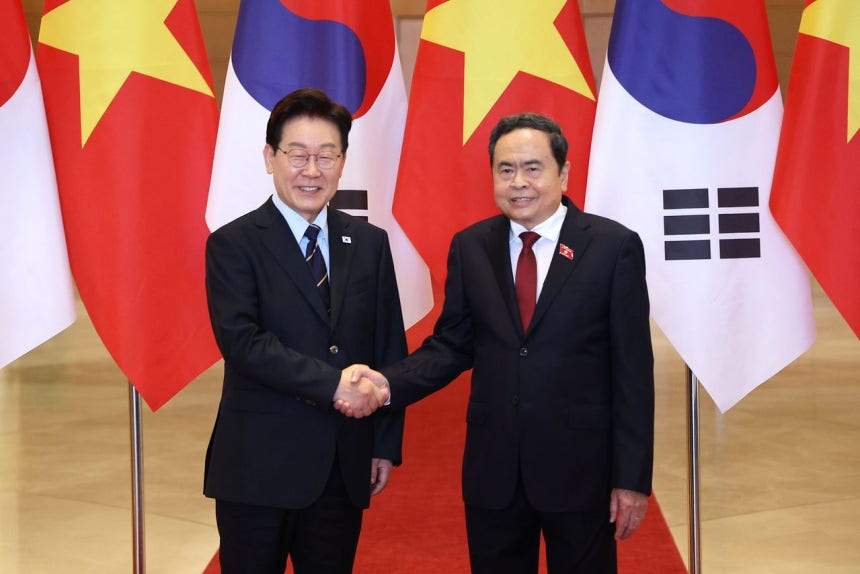 ベトナムを国賓訪問中の韓国の李在明（イ・ジェミョン）大統領が23日（現地時間）、ハノイの国会でチャン・タイン・マン国会議長と面談する前に記念撮影をしている。ニュース1