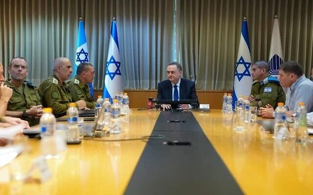 イスラエル軍首脳部と戦況評価会議を行うイスラエル・カッツ国防相（中央）。［写真 イスラエル国防省］