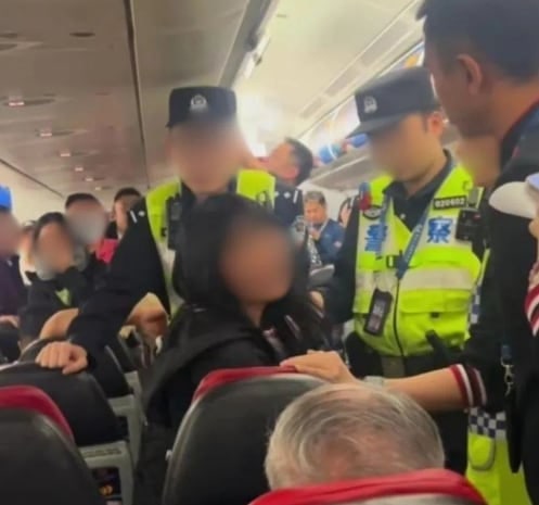   機内で騒ぎを起こし、警察に降ろされる中国人乗客。［SNS キャプチャー］