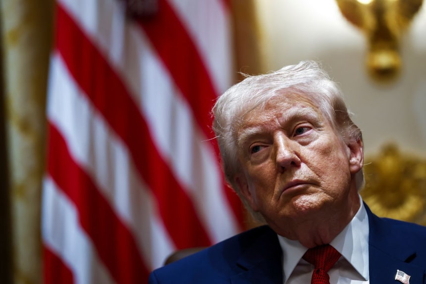 トランプ米大統領がイランとの戦争が始まってから1カ月を経過した先月26日（現地時間）、ホワイトハウスでの会議中に出席した閣僚らを眺めている。［EPA＝聯合ニュース］