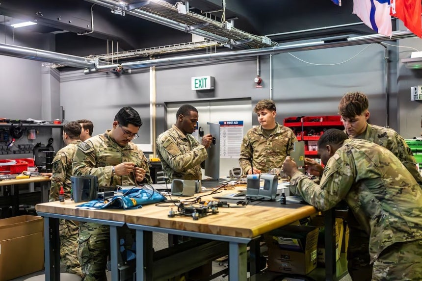 ドローン教育は飛行にとどまらない。自らドローンを組み立てている米陸軍。 ［写真 米陸軍］