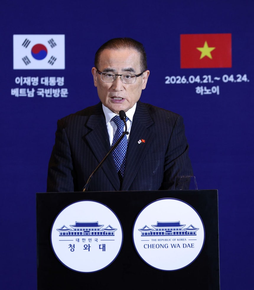 23日、ベトナムのハノイでブリーフィングをする韓国の魏聖洛（ウィ・ソンラク）国家安保室長 ［青瓦台写真記者団］