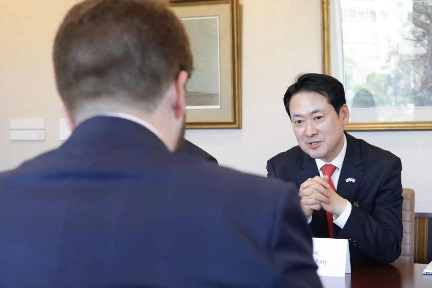 国民の力が張東赫（チャン・ドンヒョク）代表が会ったとして配布した米国務省高官との面談写真。写真の人物は公共外交担当次官の秘書室長ギャビン・ワックス氏と確認された。 ［写真 国民の力］