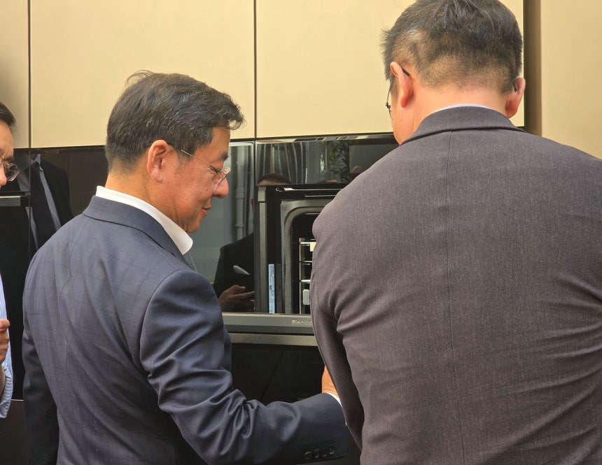 中国家電企業ハイアールの李華剛首席副総裁が21日にミラノ・デザインウィークで自社ブースを訪問し展示状況を点検している。キム・スミン記者