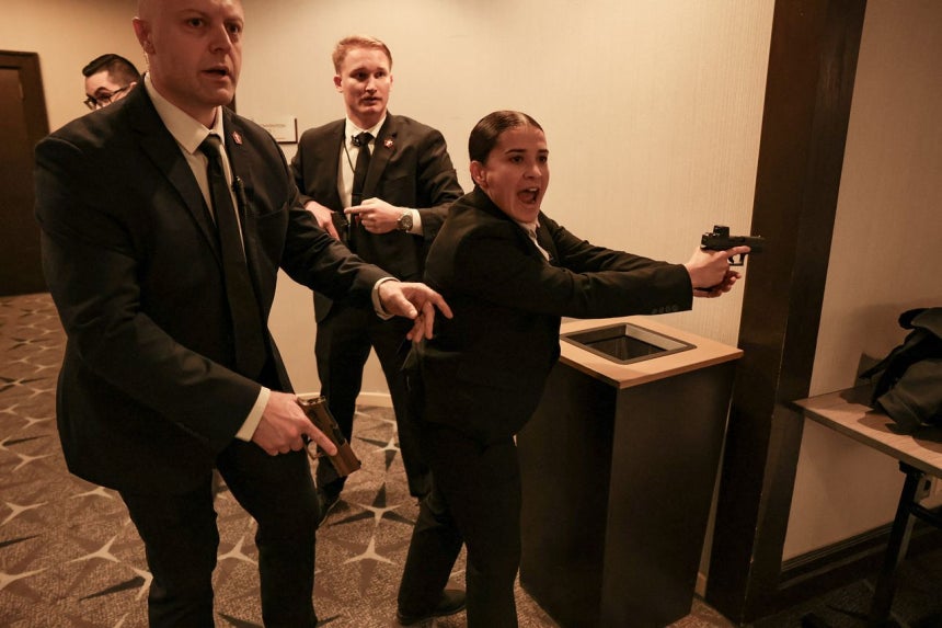 銃撃に対応する警護員。［写真 ロイター＝聯合ニュース］
