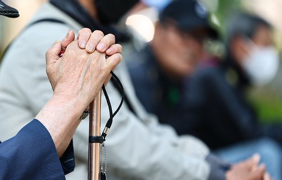 昨年5月27日、ソウルのタプコル公園で高齢者が休息を取っている。［写真 ニュース1］