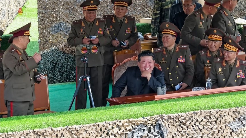 25日、北朝鮮の金正恩（キム・ジョンウン）国務委員長が朝鮮人民革命軍（パルチザン）創建94周年を迎えて行われた人民軍各級大連合部隊傘下の軽歩兵部隊・迫撃砲兵らの射撃競技を参観したと、朝鮮中央テレビが26日に報じた。朝鮮中央テレビ画面＝聯合ニュース