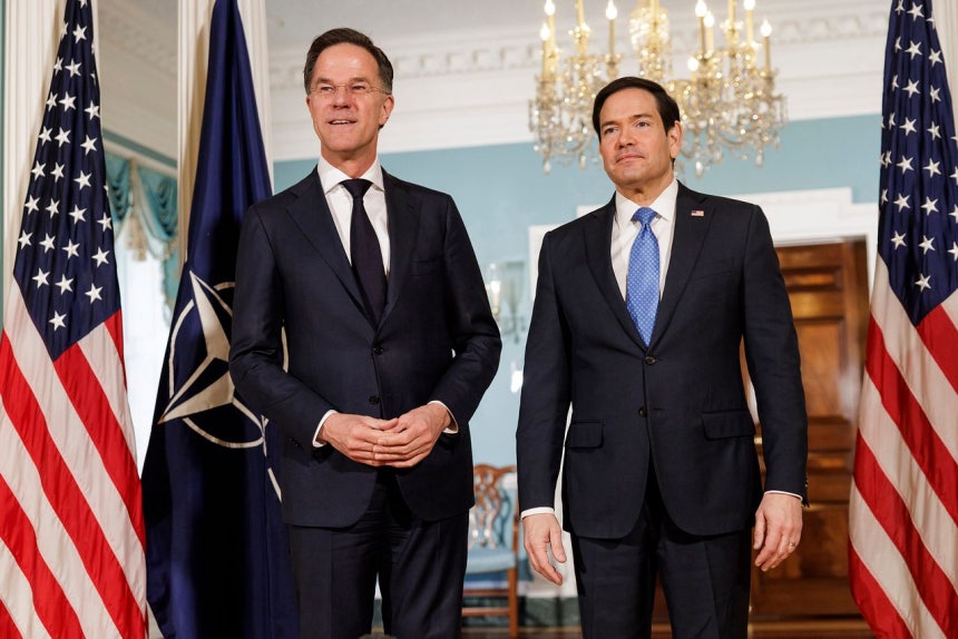 8日、ルビオ米国務長官（右）と会談したNATOのマルク・ルッテ事務総長。ルッテ事務総長はトランプ大統領とも会談したが、これは非公開とされ、一部のメディアは会談の雰囲気を「激しかった（turbulent）」と伝えた。 ［UPI＝聯合ニュース］