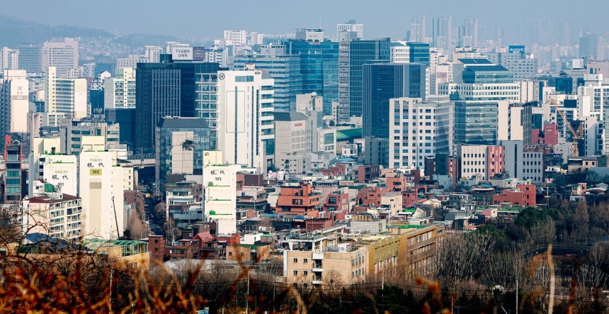 韓国で、今年1-3月期の不動産競売申請件数が13年ぶりの高水準となり、景気低迷の兆候が鮮明になっている。写真は3月17日の城東区（ソンドング）のアパート団地。［写真 ニュース1］