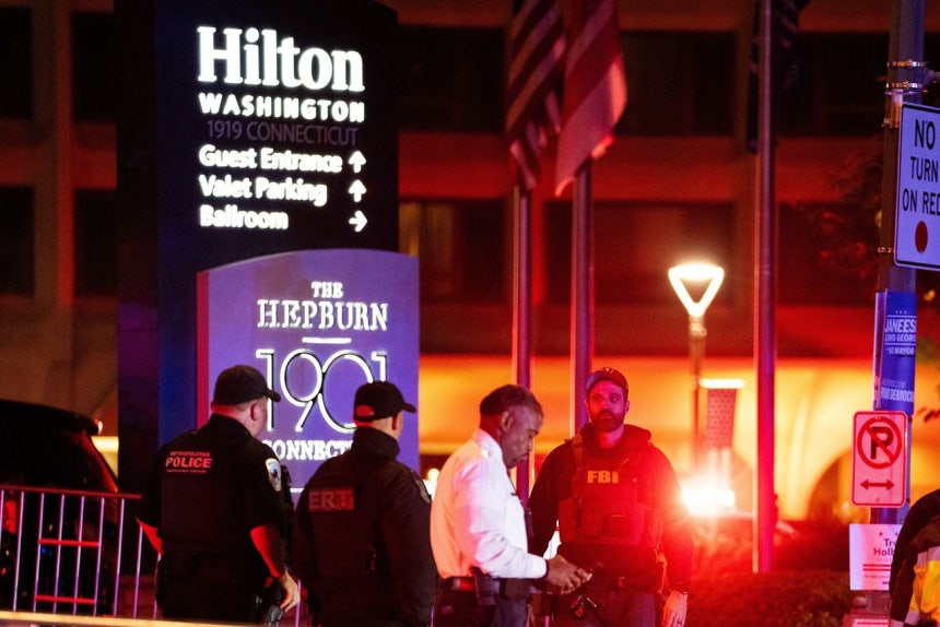 25日に米ワシントンのホテルで開かれたホワイトハウス記者団の夕食会で銃撃事件が発生し警察が現場に出動している。容疑者は現場で逮捕された。［写真 AP＝聯合ニュース］