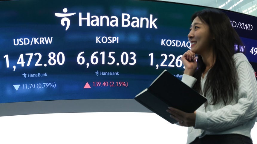 27日のKOSPIは前営業日より139．40ポイント上がった6615．03で終値基準過去最高を更新した。この日午後ソウルのハナ銀行ディーリングルームのモニターに株価と為替相場などが表示されている。［写真 ニュース1］