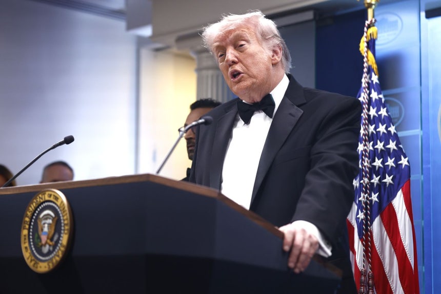 ドナルド・トランプ米国大統領が25日（現地時間）、自身に対する銃撃暗殺未遂事件が発生した直後、ホワイトハウスで記者会見を行っている。トランプ大統領は事件が発生したホワイトハウス記者協会との年次晩餐会で着用していた服装のまま会見を行った。EPA＝聯合ニュース