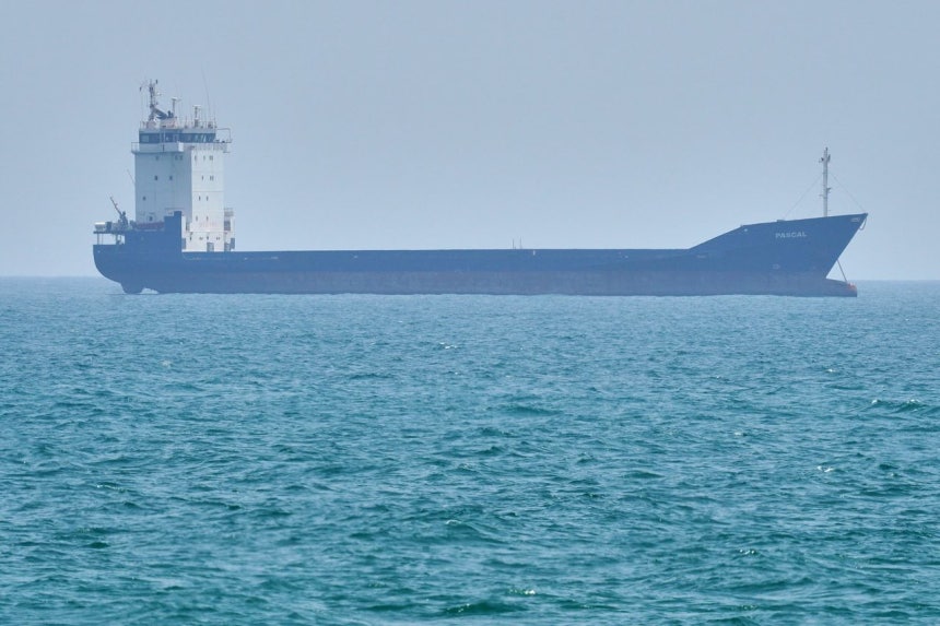 18日（現地時間）、ホルムズ海峡近くのイラン・ケシュム島沿岸にタンカーが停泊している様子。［AP＝聯合ニュース］