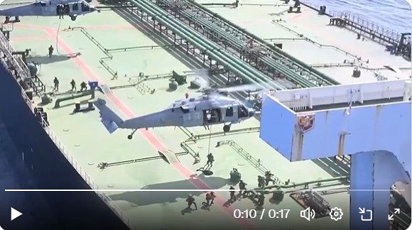 海上遮断作戦を実施し、乗船検査を行う米海軍。［米国防総省 X キャプチャー］