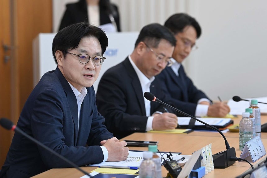 金正官（キム・ジョングァン）産業通商部長官は27日午前、世宗市全義面にある2026年1号国内復帰企業に選定された化粧品製造企業、韓国コルマーでUターン企業現場懇談会を開いた。［写真　韓国産業通商部］