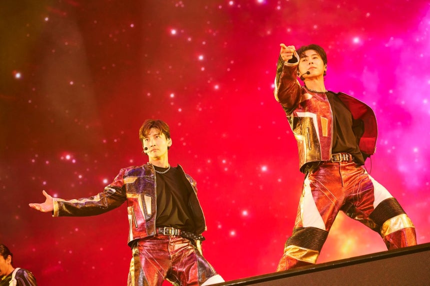 先週末、東方神起・DAY6デイシックス）・TWICE（トゥワイス）・aespa（エスパ）などのK-POPアーティストたちが、日本の首都圏にある4つの大型会場を歓声で埋め尽くした。25日、日産スタジアムで日本デビュー20周年記念コンサートを開催した東方神起。［写真SMエンターテインメント］