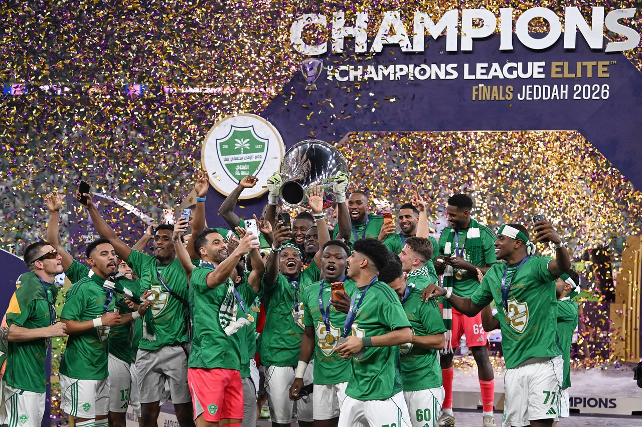 2025～26シーズンのACLE決勝で、日本のFC町田ゼルビアを破って優勝したアル・アハリ・サウジの選手たちが、表彰式で優勝セレモニーを行っている。［AP＝聯合ニュース］