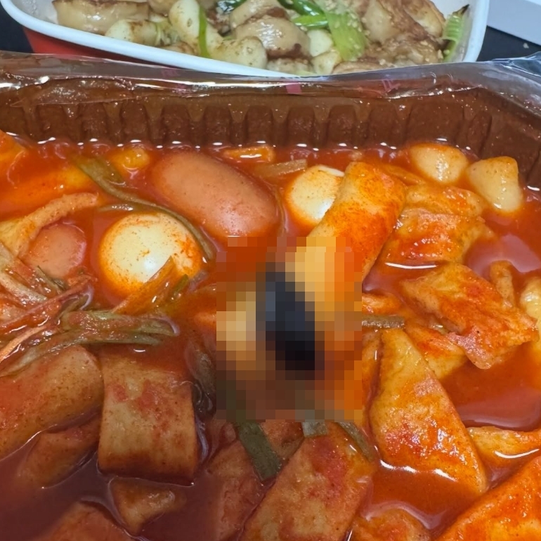 ゴキブリ混入のトッポッキ ［写真 sns］