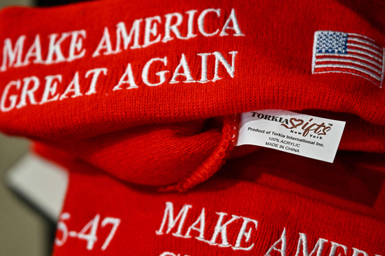 「Make America Great Again（MAGA、米国を再び偉大に）」の帽子。［AFP＝聯合ニュース］