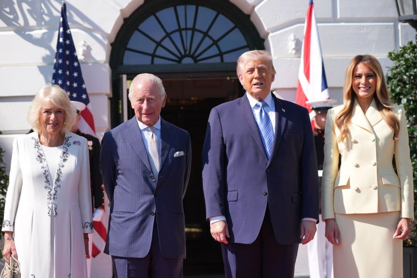 27日（現地時間）、米ワシントンD．C．のホワイトハウスを訪問した英国国王チャールズ3世（左から2人目）とカミラ王妃（左）が、米国のドナルド・トランプ大統領（右から2人目）、メラニア夫人と共に記念撮影をしている。AP＝聯合ニュース