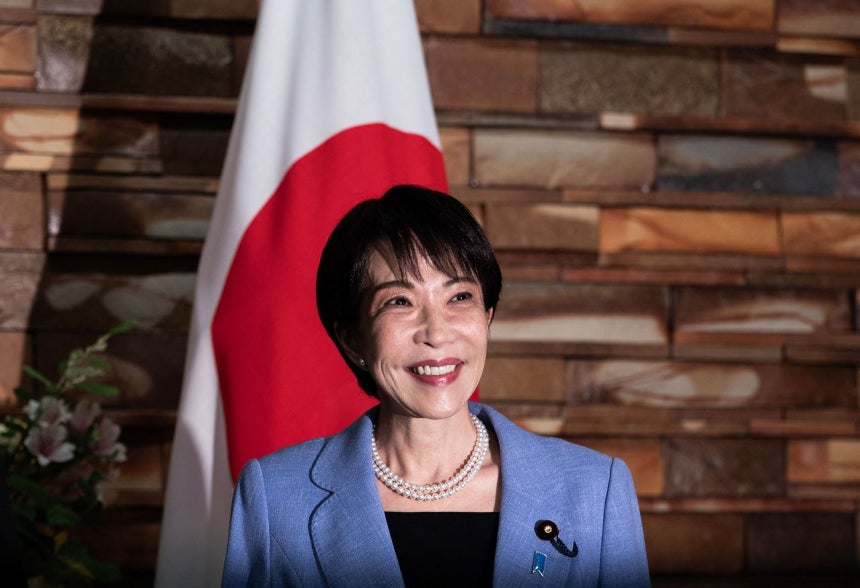 22日、都内の首相官邸で高市早苗首相がモンテネグロのヤコフ・ミラトビッチ大統領と会談する前に笑顔を見せている。AFP＝聯合ニュース
