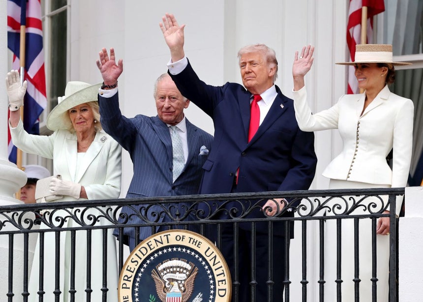 ドナルド・トランプ米大統領が28日（現地時間）、米国を国賓訪問した英国のチャールズ3世国王夫妻を迎えたホワイトハウス歓迎式典で、閲兵式を見ながら手を振っている。［ロイター＝聯合ニュース］