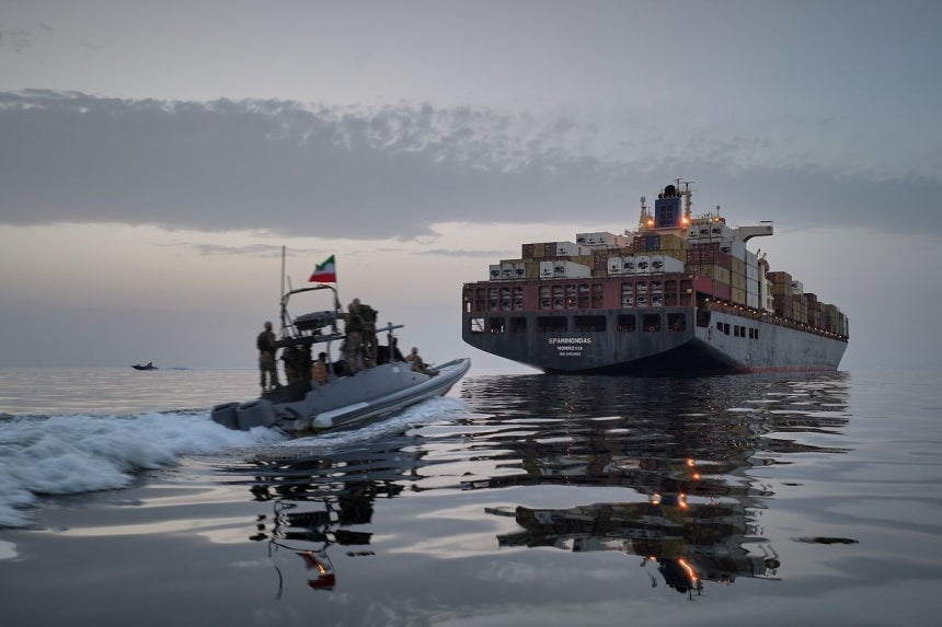 21日（現地時間）、イラン軍がホルムズ海峡で船舶を拿捕する様子。AP＝聯合ニュース 
