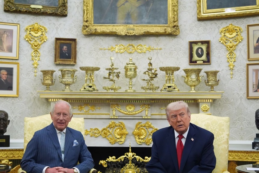 米国を国賓訪問中のチャールズ3世英国国王が28日（現地時間）、ワシントンDCのホワイトハウス・オーバルオフィスでドナルド・トランプ米大統領と会い、記念撮影している。［AP＝聯合ニュース］