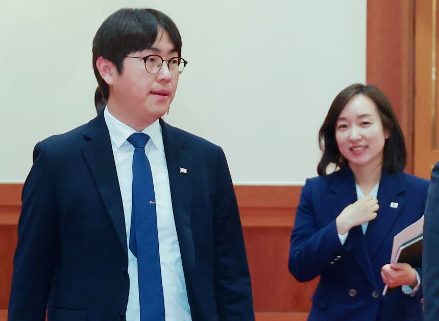 ハ・ジョンウAI未来企画首席秘書官（左）と田恩秀報道官が27日に李在明大統領とグーグルディープマインドのデミス・ハサビスCEOが面談する青瓦台接見室に入っている。［写真 聯合ニュース］