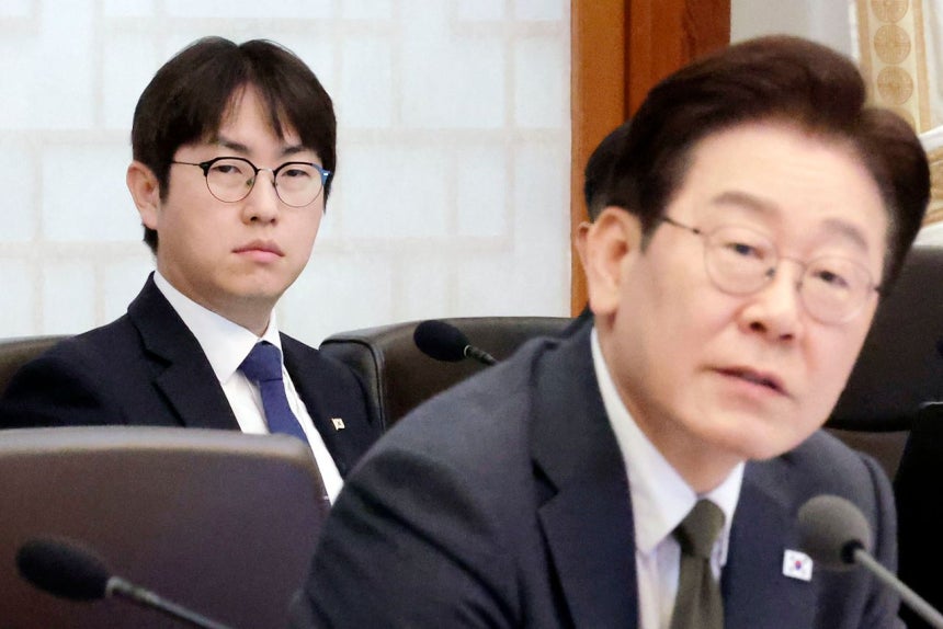 ハ・ジョンウAI未来企画首席秘書官が14日に青瓦台で開かれた閣議兼非常経済点検会議で李在明大統領の発言を聞いている。［写真 ニュース1］