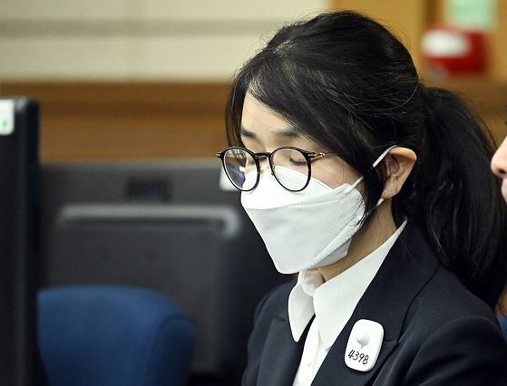 金建希（キム・ゴンヒ）氏が昨年9月24日、ソウル中央地裁で行われた特定犯罪加重処罰法上の斡旋収賄および資本市場法・政治資金法違反などの事件の初裁判に出席し、目を閉じている。 ［ニュース1］