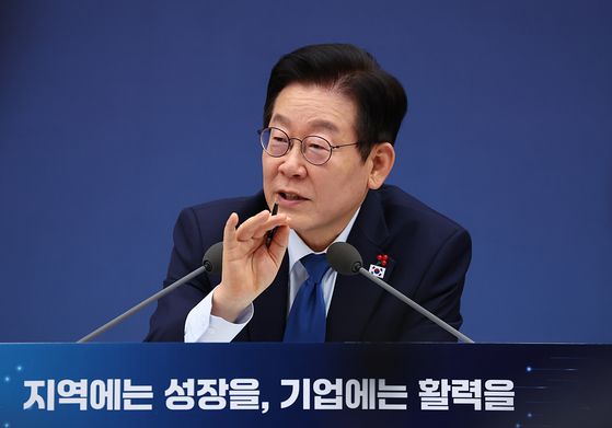 李在明（イ・ジェミョン）大統領が昨年12月17日、政府世宗（セジョン）コンベンションセンターで開かれた産業部・知識財産処・中小ベンチャー企業部業務報告で発言している。［聯合ニュース］