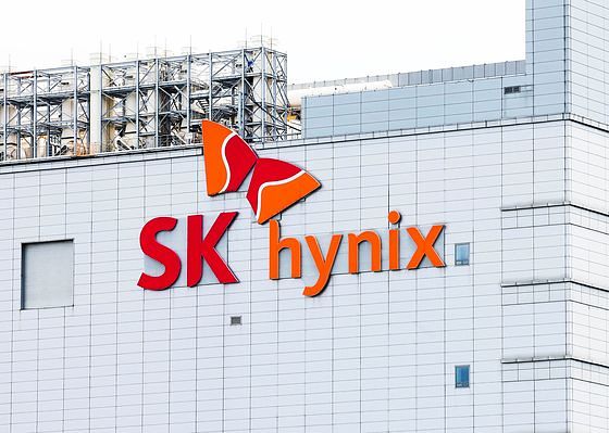 SKハイニックスが今年1-3月期の営業利益37兆ウォン（約3兆9800億円）を突破し、過去最大の業績を達成した。写真は4月、京畿道利川市（キョンギド・イチョンシ）にあるSKハイニックス本社。［聯合ニュース］