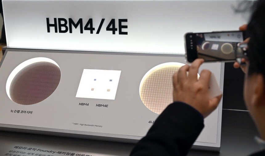 3月18日、京畿道水原（スウォン）コンベンションセンターで開かれた「第57期サムスン電子定期株主総会」で株主がHBM4、HMB4Eメモリーを見ている。 キム・ソンリョン記者