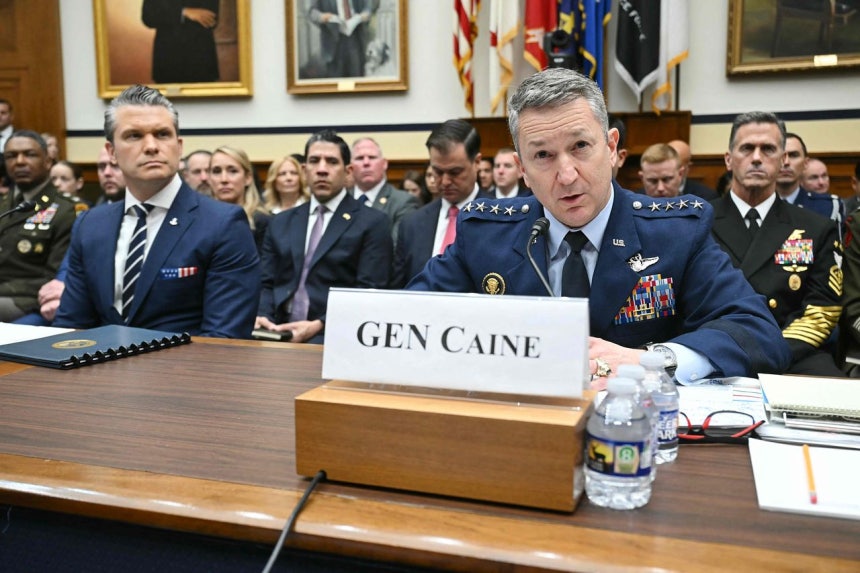29日(現地時間)、米連邦下院軍事委員会の公聴会に出席したヘグセス米国防長官(左)とダン・ケイン米統合参謀本部議長　［ＡＦＰ＝聯合ニュース］