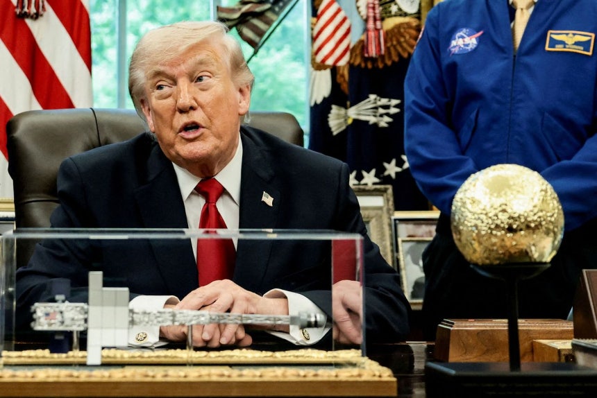 トランプ米大統領が29日（現地時間）、ホワイトハウスの大統領執務室で取材陣と対話している。トランプ大統領の机の上には金色の月の模型と原子力推進宇宙船「スペース・リアクター1・フリーダム」の模型が置かれている。 ［ロイター＝聯合ニュース］
