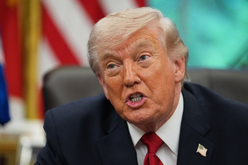 ドナルド・トランプ米大統領が29日（現地時間）、ワシントンDCのホワイトハウス執務室で取材陣と会話している。［AP＝聯合ニュース］